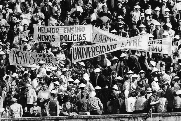 Protestos dos estudantes nas bancadas durante a final da Taça de Portugal de 1969 (Foto: Sapo Desporto)
